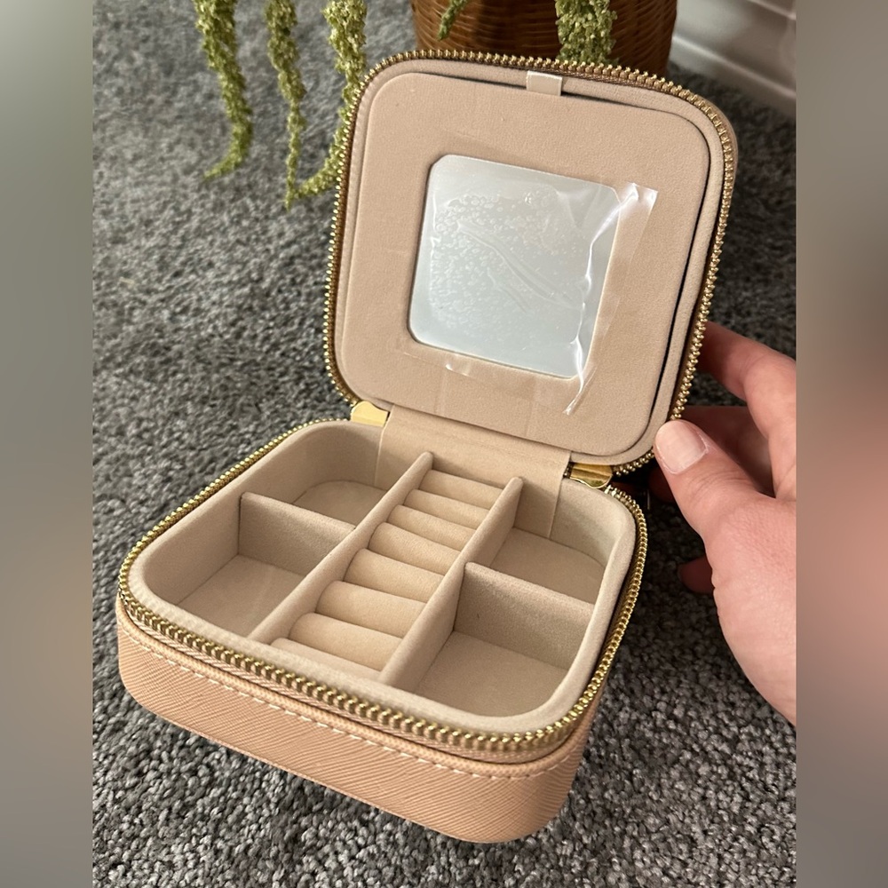 Chic Beige Jewelry Organizer